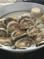 Lynn’s Quality Oysters food