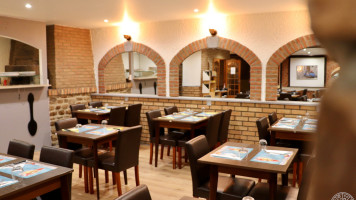 Les Remparts Pizzeria inside