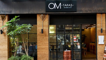 Om Tapas outside