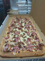 La Pizza Loca food