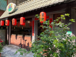 Vegetarian Tomato Beef Noodle outside