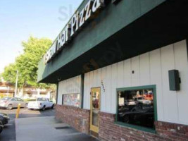 Straw Hat Pizza outside