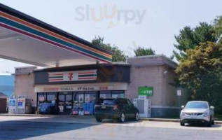 7-eleven outside