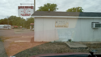 Bowle's -b-que outside