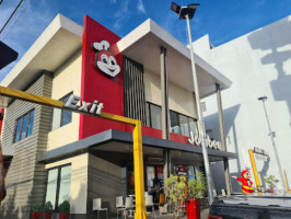 Jollibee outside