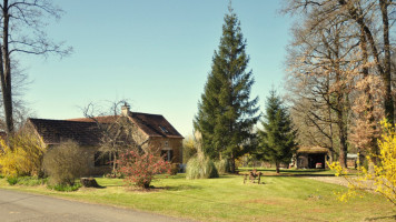 Auberge d'Imbes restaurant and guestroom outside