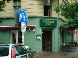 Eckbert Zwo outside