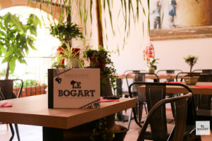 le bogarts inside