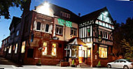 The Royal Oak Hotel & Restaurant outside