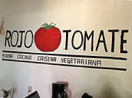 Rojo Tomate inside