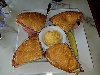 Harpo's Deli