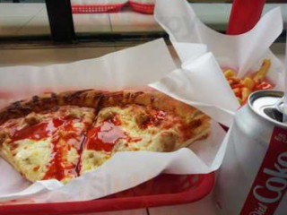 Denni's Pizza