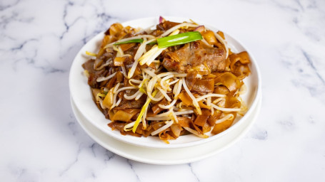 704. Stir Fried Beef Chow Fun Gān Chǎo Niú Hé