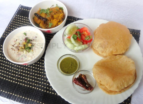 4 Poori With Aalo Vegetable Raita