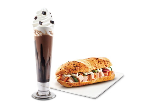 Smokey Dark Chocolate Coffee Frappe N Sandwich Met Gerookte Kip