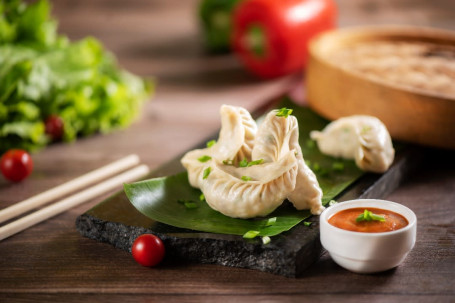 Schezwan Chicken Momos (6 Pieces)