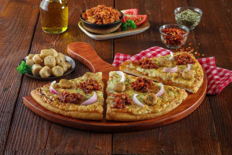 Kheema Sausage Cheese Burst Semizza [Halve Pizza]