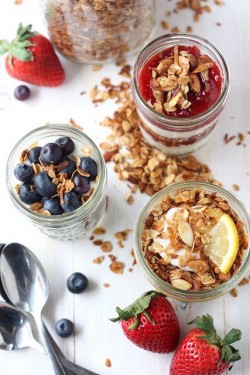 Vers Fruit, Crème Fraîche En Geroosterde Granola