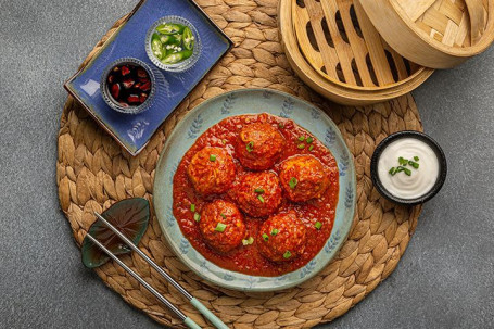 Vegetarische Manchurian Momo's Gegooid In Saus (6 Stuks)