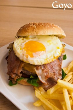 Combo Hamburguesa Súper Con Cebolla Grillé, Huevo Frito Y Salsa Criolla