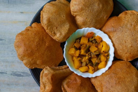 Luchi With Aloo Tarkari (4 Pcs)