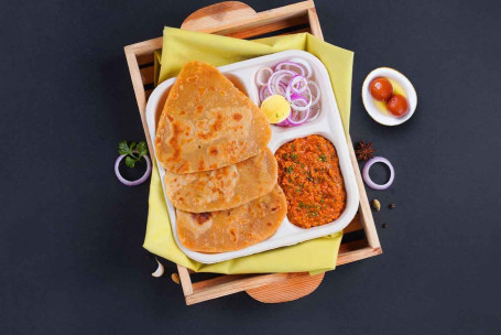 Chicken Kheema, Paratha Lunchbox Met Gulab Jamun (2 Stuks) Combo