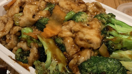 C10. Chicken With Broccoli Jiè Lán Jī