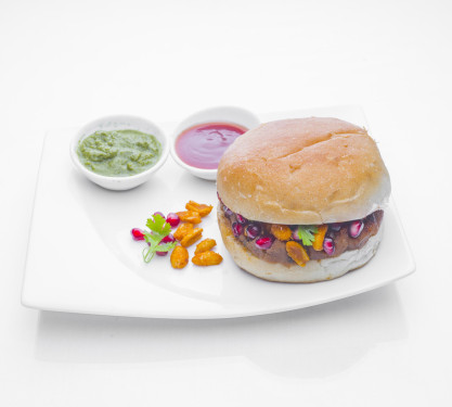 Dabeli Served With Vadapav Sauce And Green Chutney.