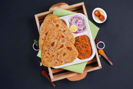 Kip Kheema Met Paratha Lunchbox En Gulab Jamun (2 Stuks) Combo