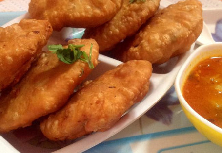 Aloo Pyaz Kachori Plate