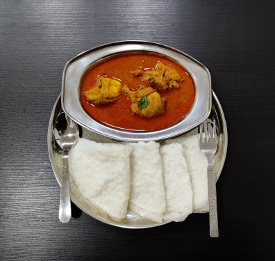 Neer Dosa With Chicken Curry