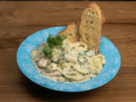 Veg Fettuccine In Creamy Spinach And Mushroom