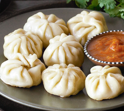 Veg Momos With Schezwan [8Pcs]