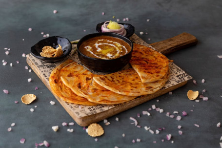 Dal Makhani With Mirchi Parantha