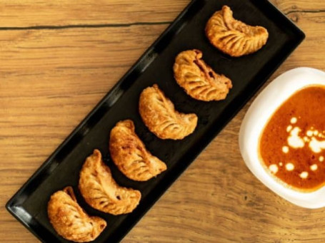 Butter Chicken Gravy Momos (8 Pcs)