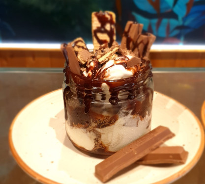 Kitkat Crush Sundae