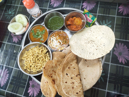 Bhojan Thali Dal Rice Sabji Aachar Salad Papad 5 Roti