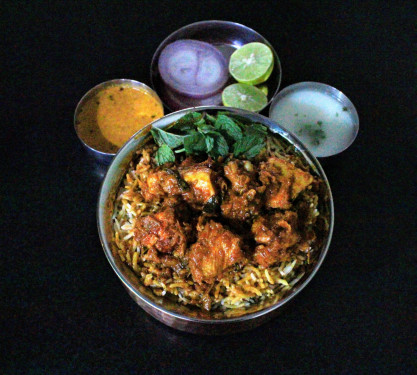 Fried Chicken Biryani Served With Raita And Salan (Serves 2)