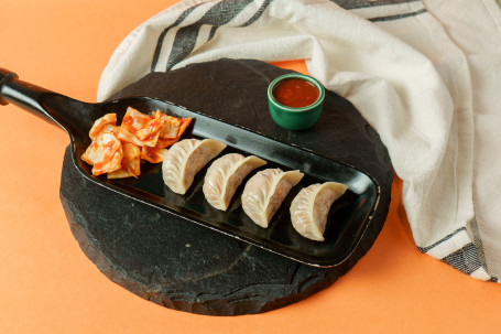 Tibetan Style Chicken Momo With Garlic Sauce