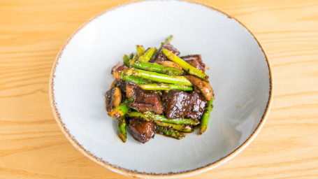 Black Pepper Wagyu Beef With Asparagus