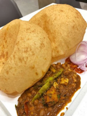 Chef's Special Spl. Paneer Wale Chole Bhature (2 Bhature)