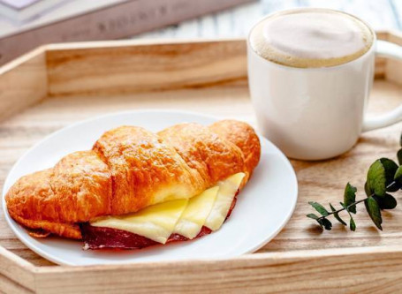 Combinatie Kaas En Rundvleescroissant