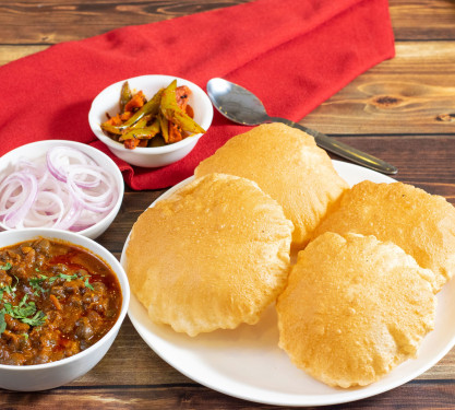 Chole Masala+ 6 Poori