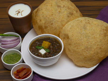 Cholle Bhature (4 Pcs) With 1 Lassi