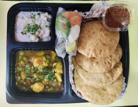 Poori (4 Pcs) With Aloo Paneer Sabzi