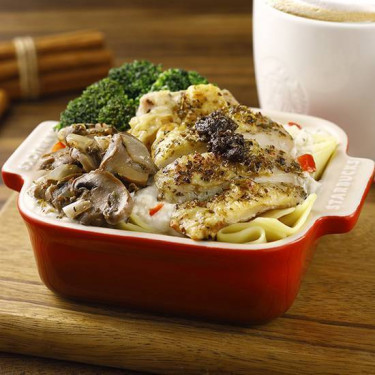 Sōng Lù Kǎo Jī Shēng Yì Dà Lì Miàn Gebraden Kip Pasta Met Truffelroomsaus