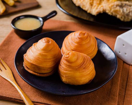 Liàn Rǔ Luó Sī Juǎn Zilverdraadbroodje Met Gecondenseerde Melk