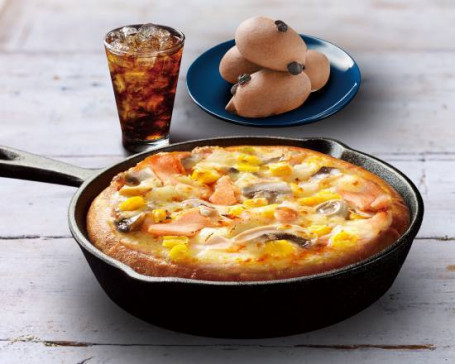 Xūn Jī Sī Mó Gū Bǐ Sà Dú Xiǎng Cān Gerookte Huispizza Met Champignons Exclusieve Maaltijd