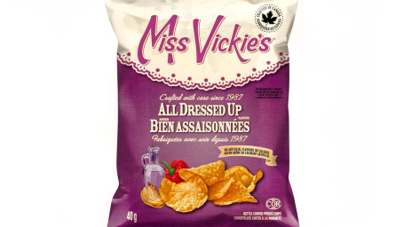 Miss Vickie Is Helemaal Aangekleed (210 Cals)