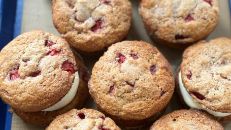 Strawberry Whoopie Pie